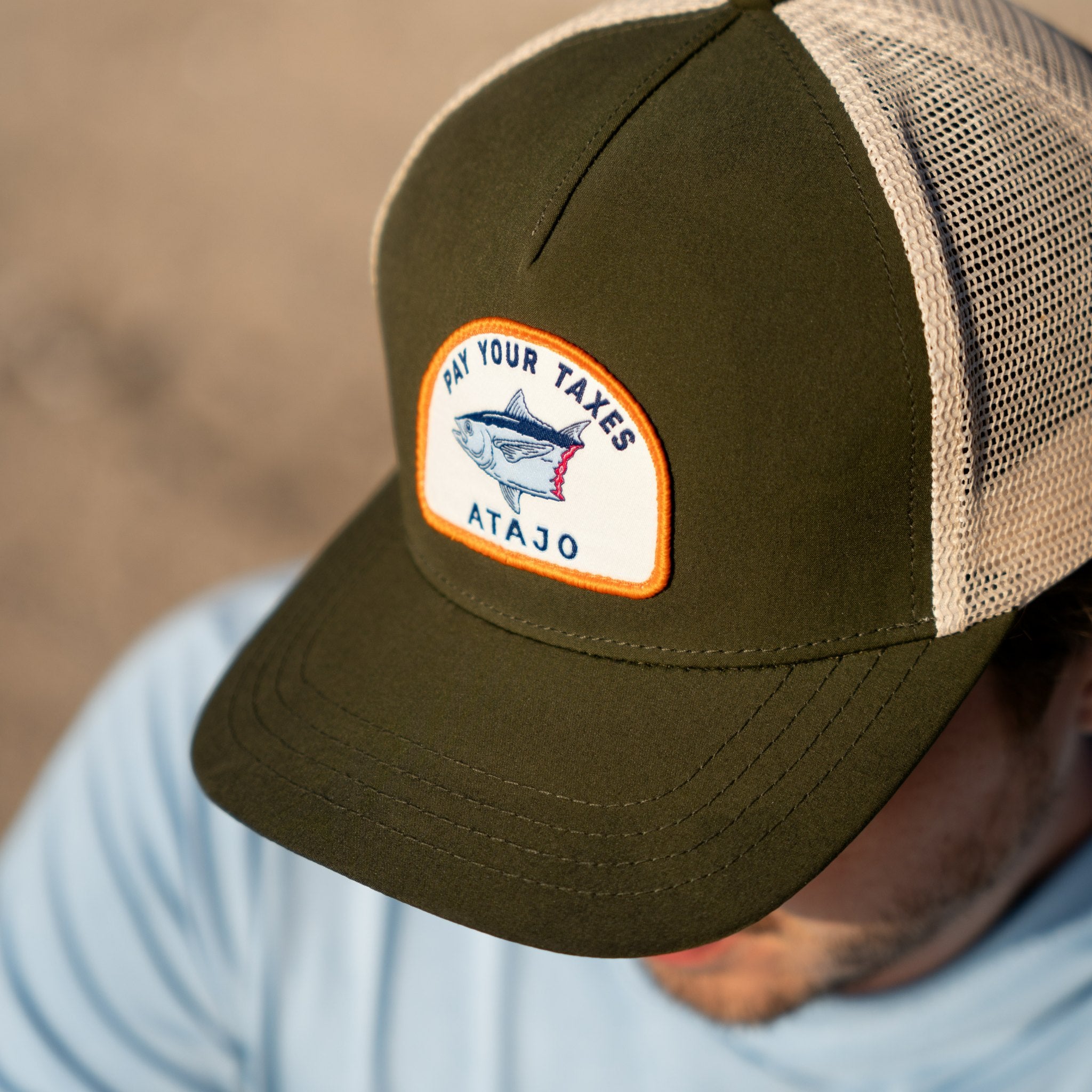 Gorra 5 Panel Pay Your Taxes en uso