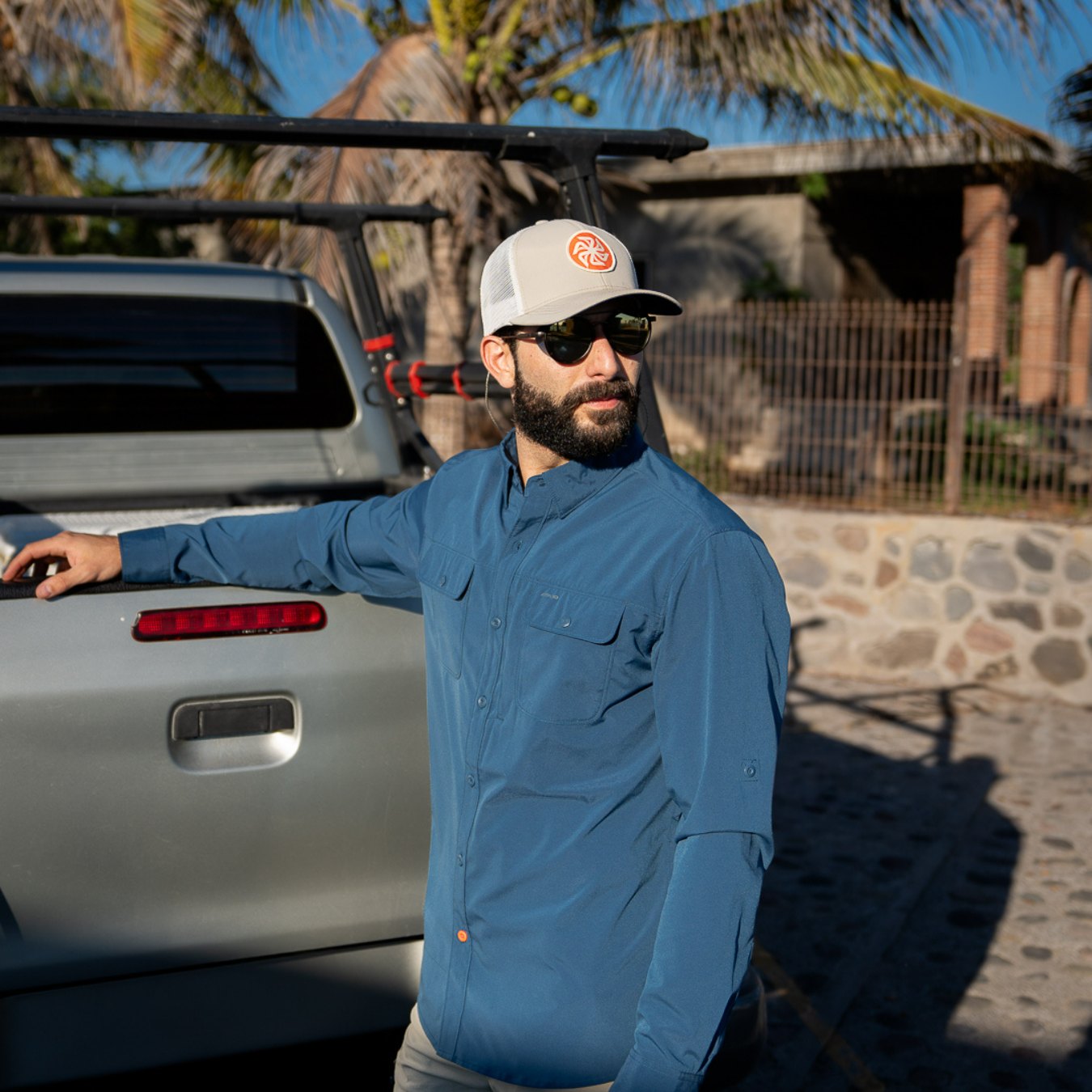 La Senda Lightweight Shirt Navy en uso