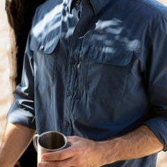La Senda Lightweight Shirt Navy en uso
