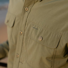 La Senda Lightweight Shirt Sage Green en uso