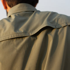 La Senda Lightweight Shirt Sage Green en uso