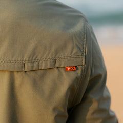 La Senda Lightweight Shirt Sage Green en uso