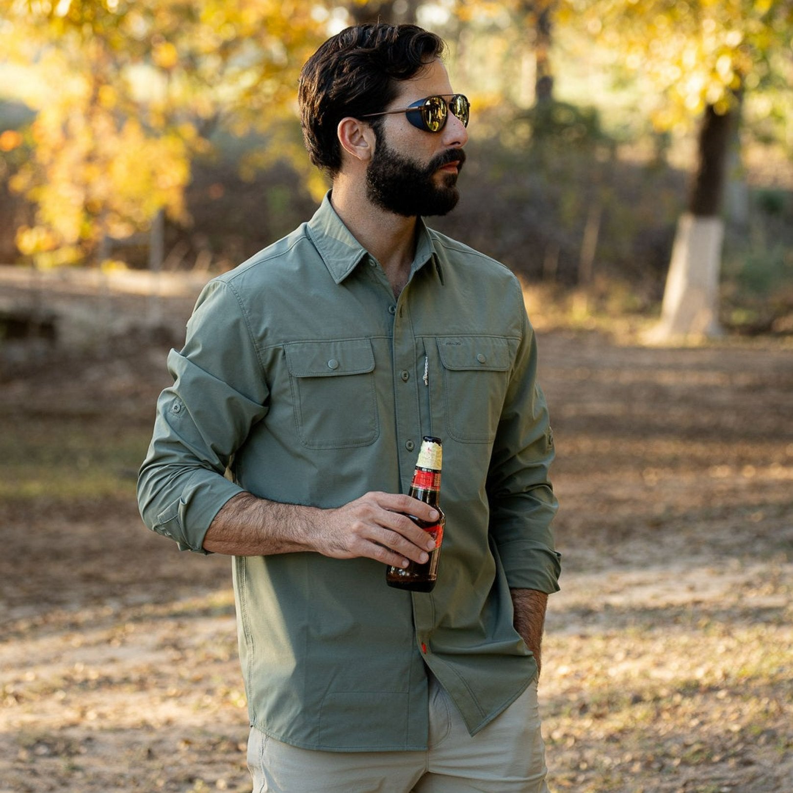 La Senda Lightweight Shirt Sage Green en uso